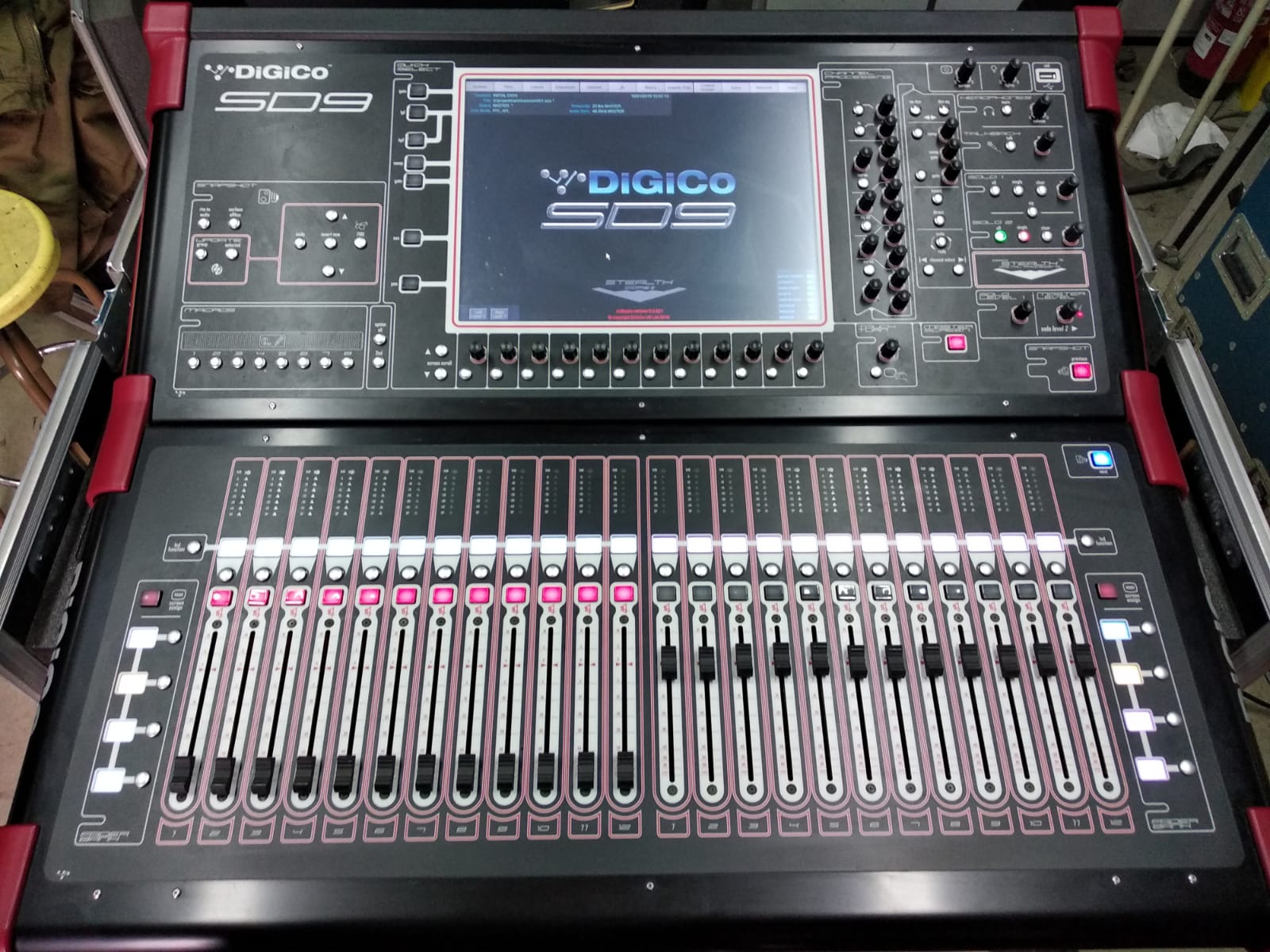 DIGICO SD9 con Stage box 48/32 y flight case mesa